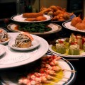 Teller baskische Speisen: Meeresfrüchte, Fisch, Gemüse