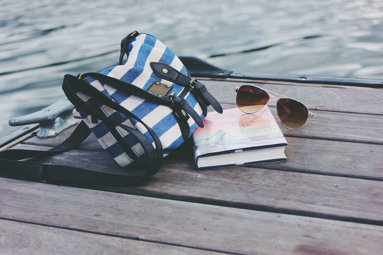 Tasche Buch Urlaubslektüre Tipps Sonnenbrille
