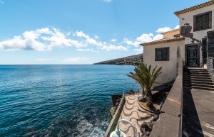 Haus und Promenade am Meer auf Madeira