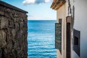 Hausfassade und Mauer am Atlantik auf Madeira