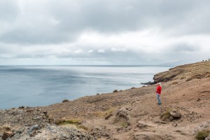 Frau an Küste Madeira Ponta de Sao Lourenco