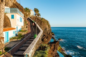 Treppe und Häuser an Küste auf Madeira