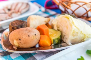 Teller mit Gemüse im Restaurant auf Madeira