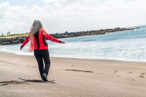 Frau am Strand Azoren Sao Miguel