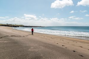 Frau am Strand Azoren Sao Miguel