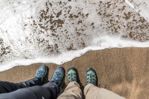 Füße am Strand Sao Miguel Azoren