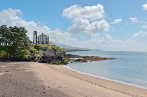 Kirche und Strand Küste Sao Miguel