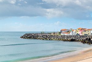 Bunte Häuser an Küste Sao Miguel Azoren