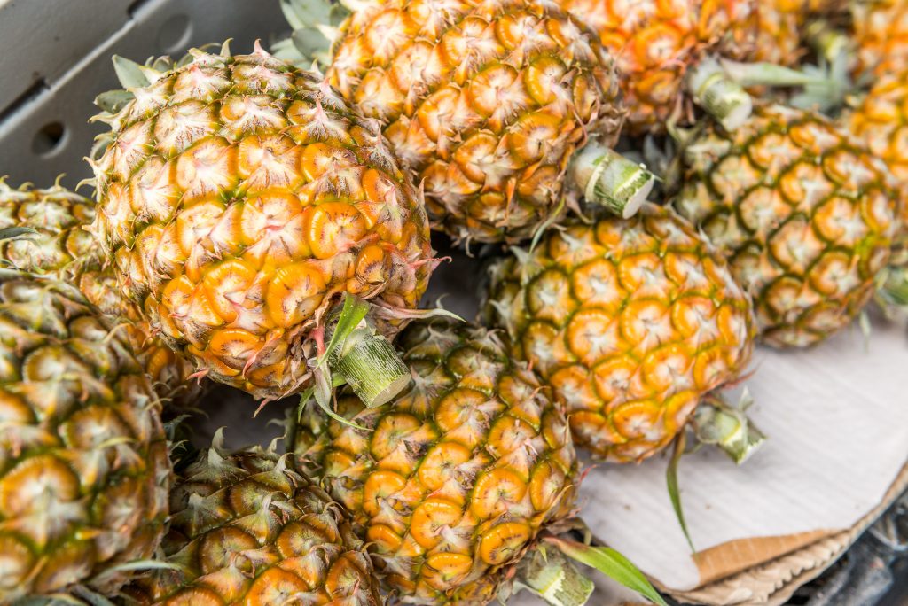 Ananas auf den Azoren Detail Obstladen