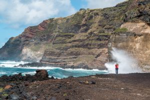 Frau in Brandung Sao Miguel Azoren