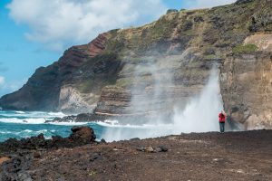 Frau in Brandung Sao Miguel Azoren