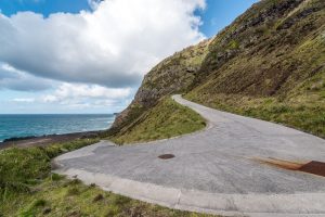 Serpentine steile Straße zum Meer Azoren