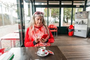 Frau in Café mit Espresso Azoren
