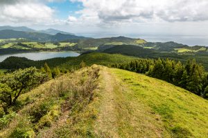 Hügel und Meerblick am Furnas See Sao Miguel