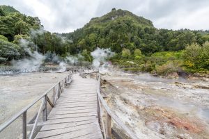 Holzsteg durch heiße Quellen Azoren Furnas