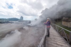 Frau auf Holzweg in Furnas heiße Quellen