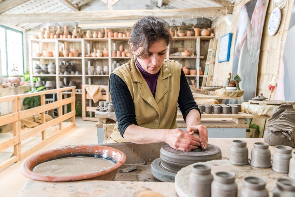 Arbeiterin in der Keramikfabrik Azoren