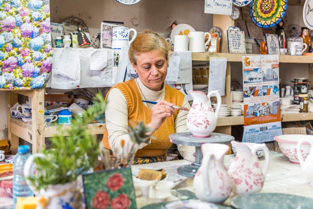 Frau bemalt Keramikvase Azoren