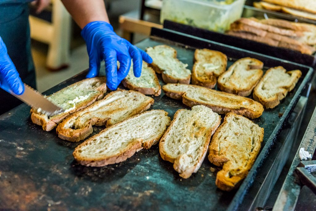 Brot wird knusprig gebraten und mit Butter bestrichen Azoren