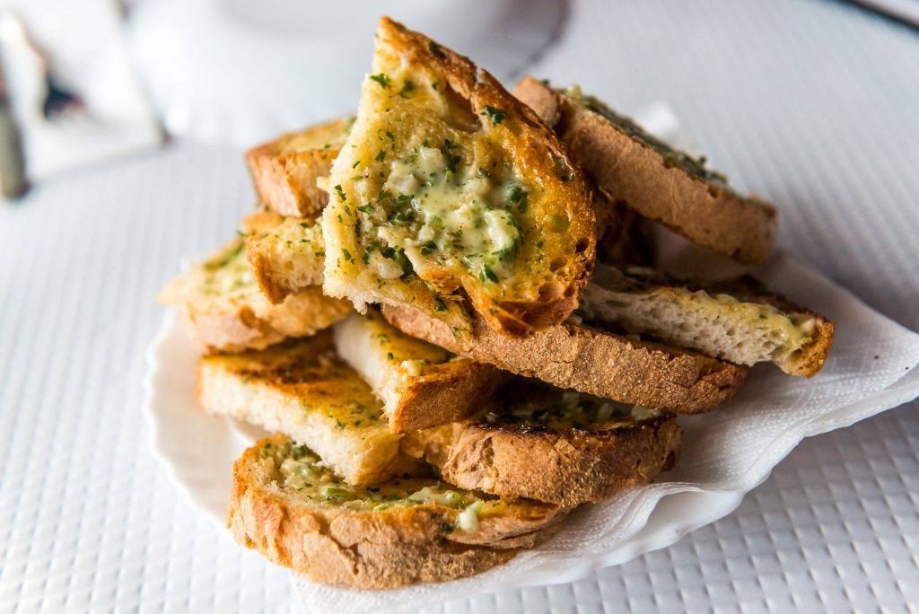 Brot mit Knoblauchbutter 