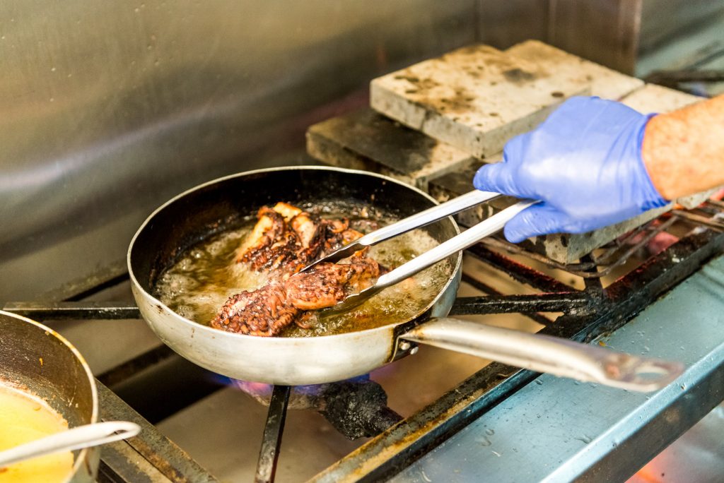 Tintenfisch wird in Pfanne gebraten Azoren