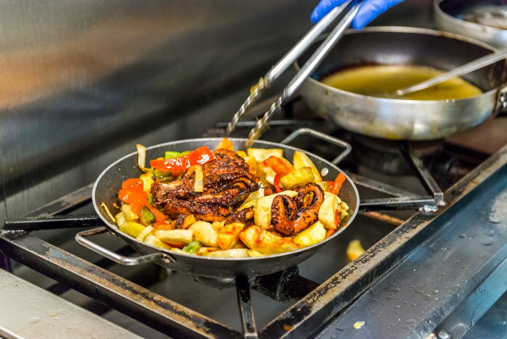 Pfanne mit Essen auf Herd Azoren