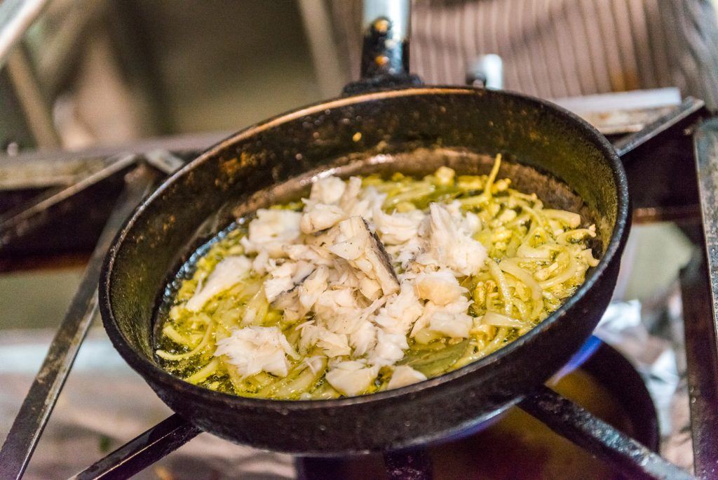 Pfanne mit Essen auf Herd Azoren Restaurant