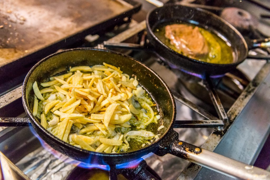 Pommes Frites in Pfanne auf Herd Azoren