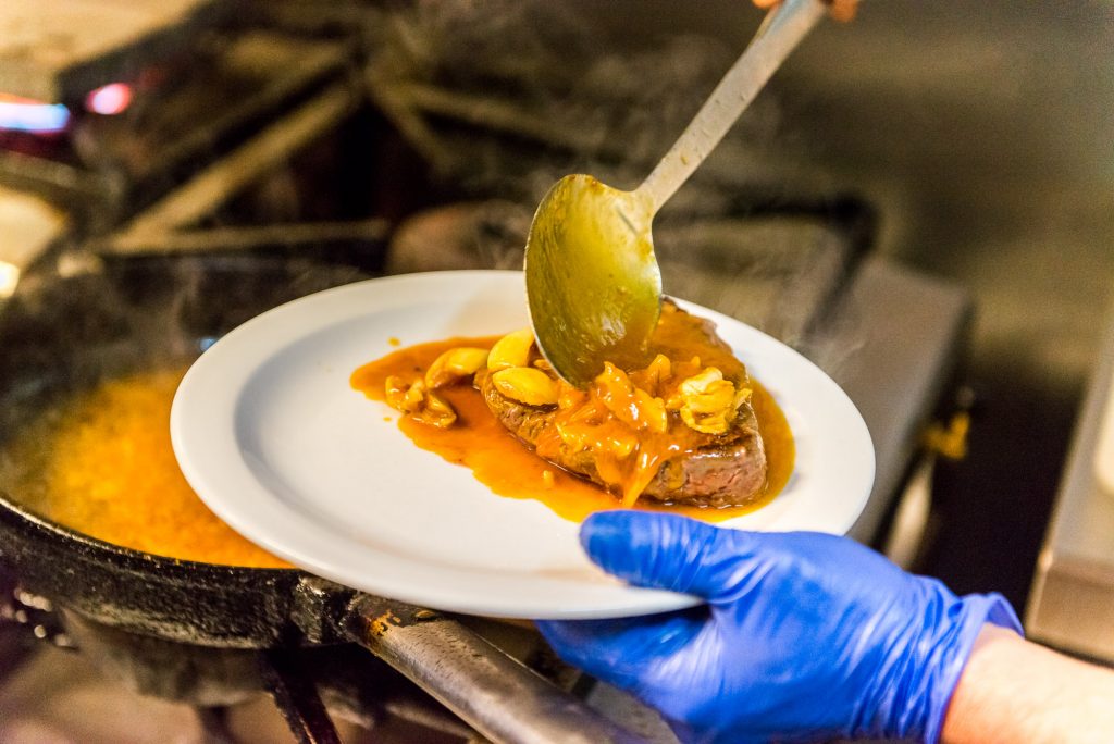 Teller mit Essen auf den Azoren wird zubereitet