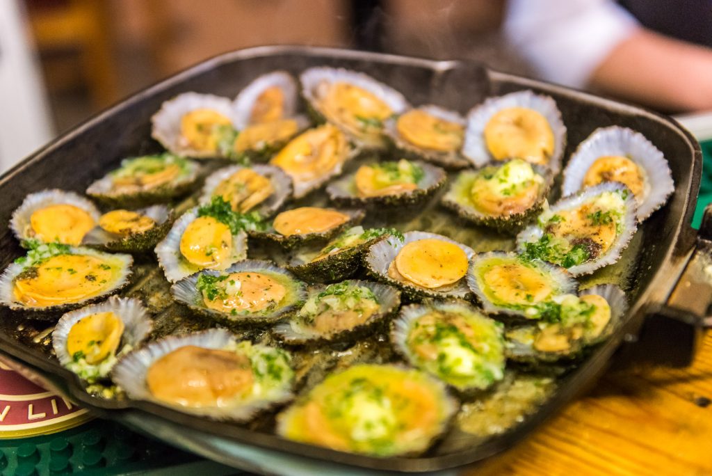 Muscheln in Pfanne auf Azoren Sao Miguel