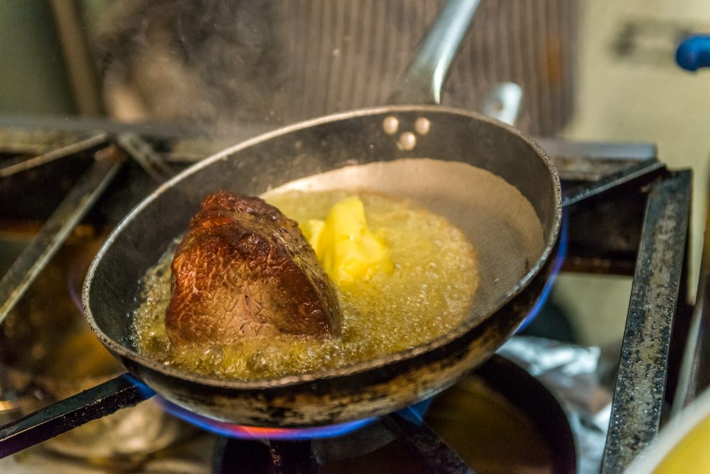 Fleisch wird in Pfanne gebraten auf Azoren