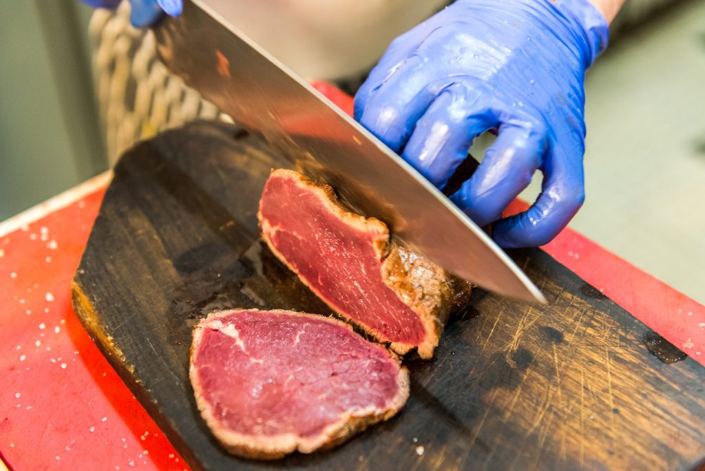 Zubereitung Fleisch auf den Azoren Restaurant