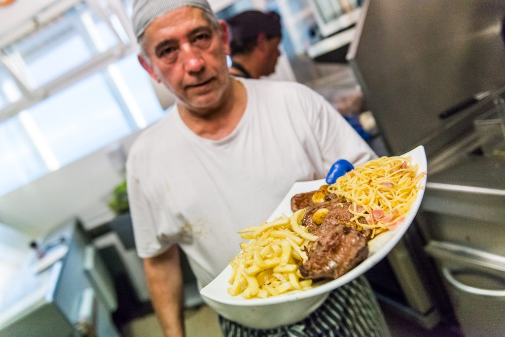 Koch mit Teller im Restaurant Azoren