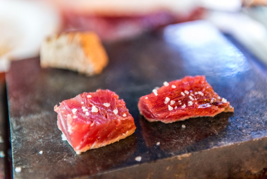 Fisch mit grobkörnigem Salz drauf 