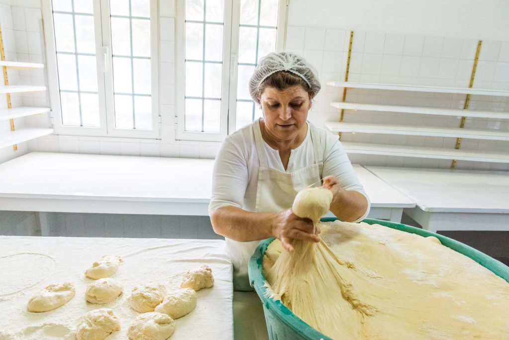 Bäckerin formt Hefeklöße für Bolo Levedo