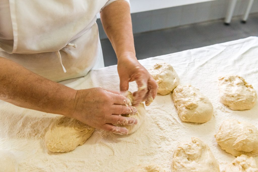 Kügelchen aus Teig werden von Hand geformt