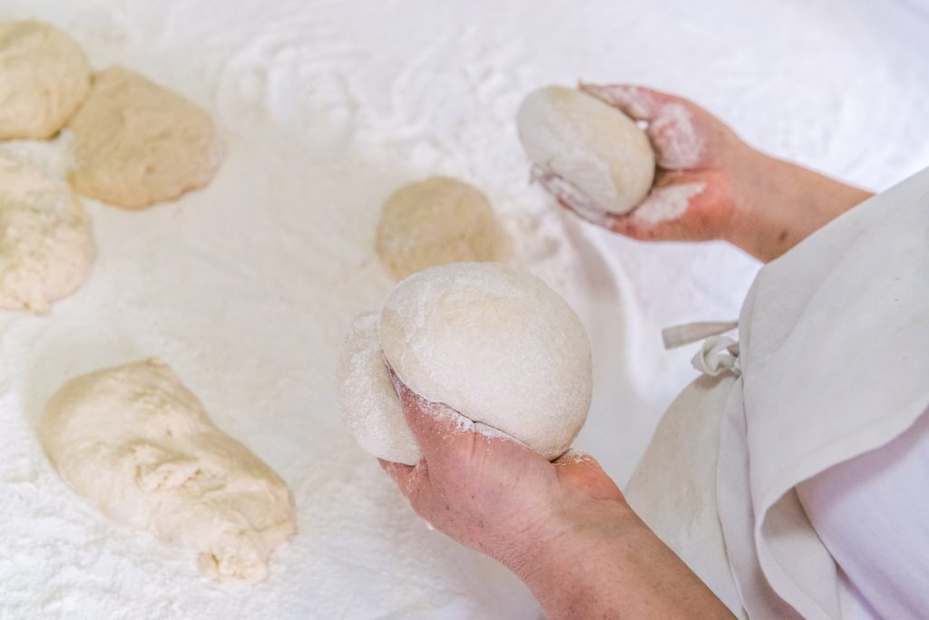 Bäckerin mit bemehlten Hefeklößen Azoren