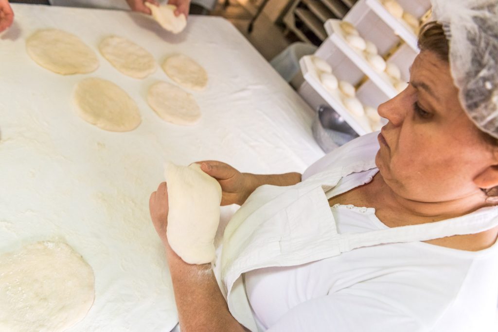 Bäckerin formt Bolo Levedo auf Azoren Sao Miguel