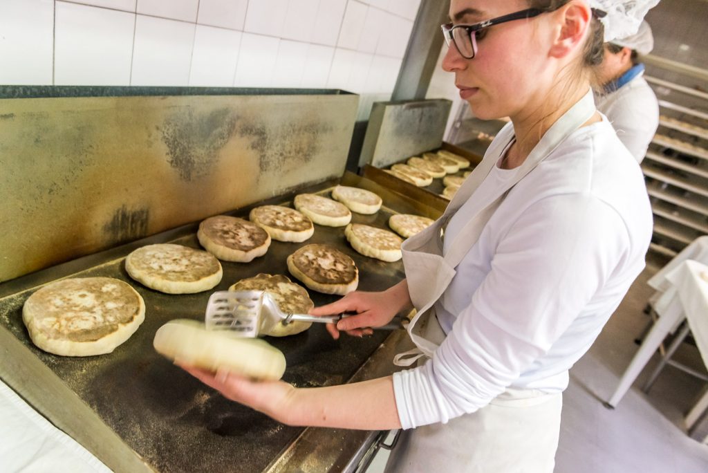 Eisenfläche, wo das Brot  kurz angebraten wird 