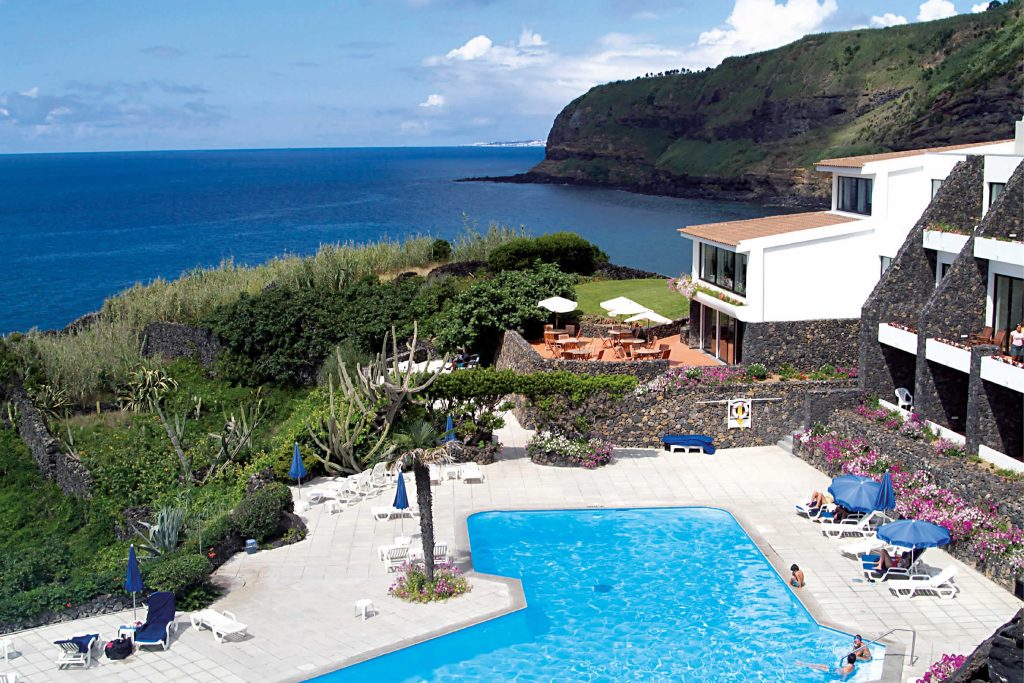 Caloura Resort Hotel Außenansicht und Meerblick