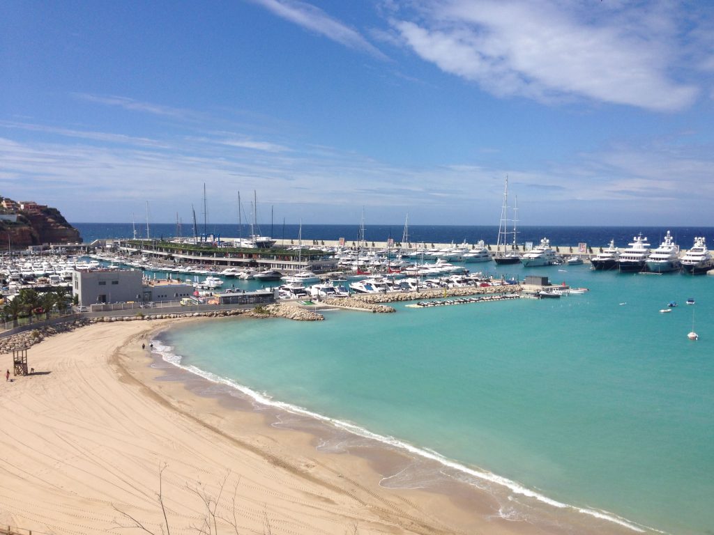 Blick auf die Super-Yachten im Port Adriano