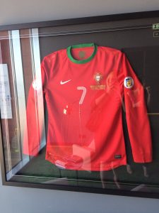 Trikot von Cristiano Ronaldo im Flur des CR7 Hotel auf Madeira