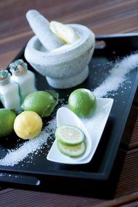 Limetten Salz Peeling Wellness Anwendung im Hotel