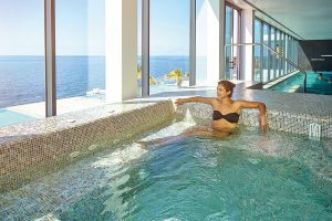 Pool im VIDAMAR Resorts Madeira