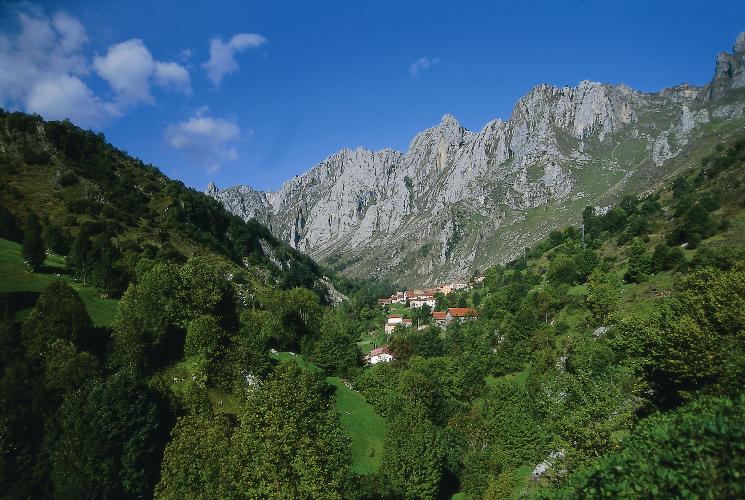 Blick auf das Bergdorf Tielve (©Turespana)