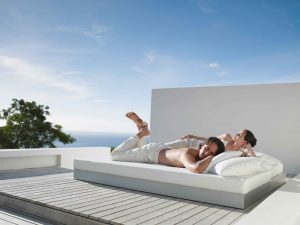 Pärchen Daybeds Urlaub Südeuropa