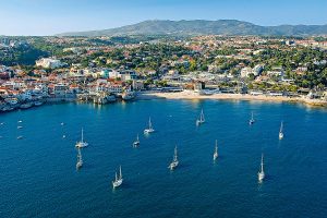 Blick auf die Bucht von Cascais mit ankernden Segelbooten