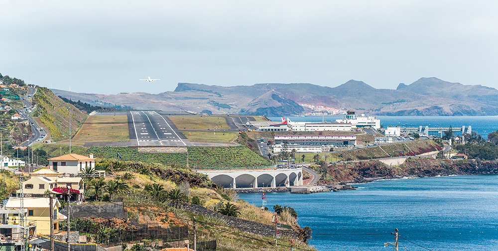 PT-Madeira-AirportFunchal-WalzingMeurers