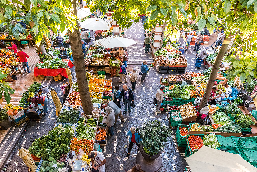 Blick von oben auf die Markthalle von Funchal