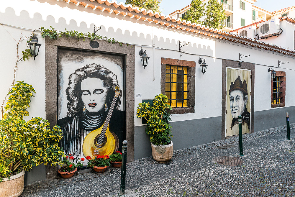 Türen mit Kunstwerken von Streeart-Künstlern in Funchal